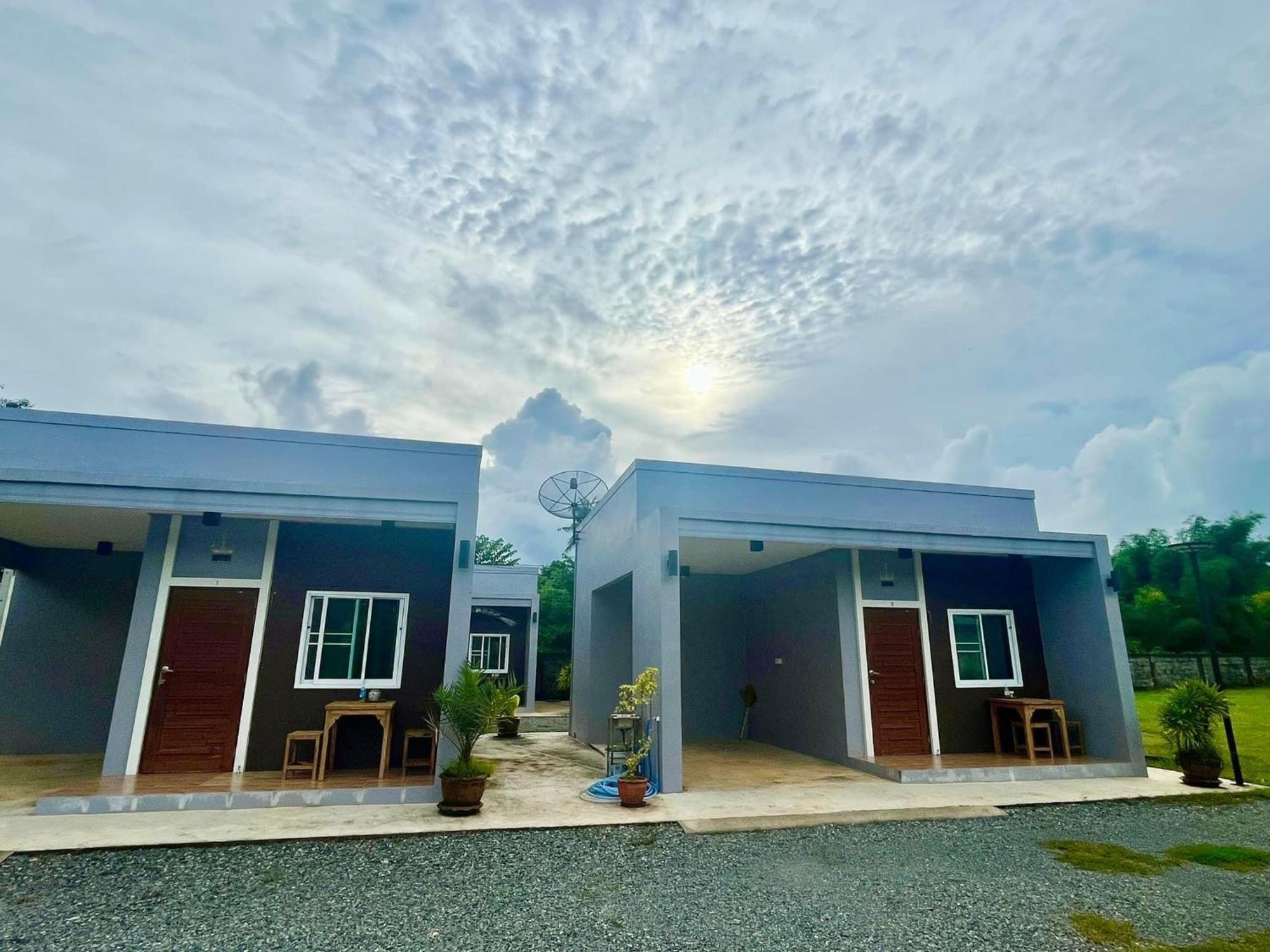 แหลมงอบเฮาส์ Laemngob House Villa Exterior photo